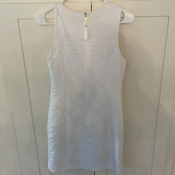 This is a white lily Pulitzer dress in a size 4 - Picture 2 of 3